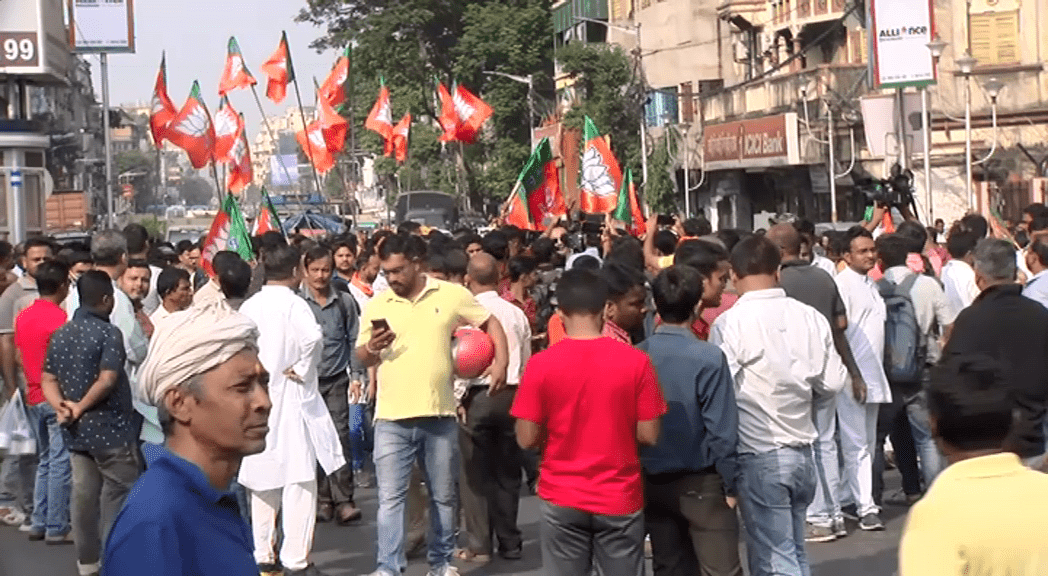 বিজেপির কলকাতা পুরসভা অভিযানে ধুন্ধুমার, যোগাযোগ ভবনের সামনে ধস্তাধস্তি