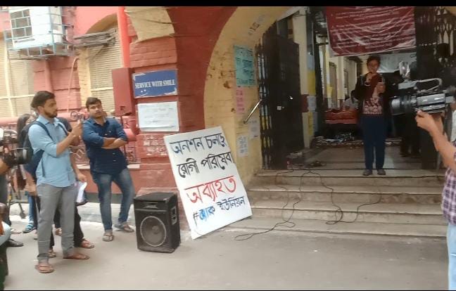 ৪৮ ঘন্টা পার, কাটছে না মেডিক্যাল কলেজের জট! অনশন জারি পড়ুয়াদের