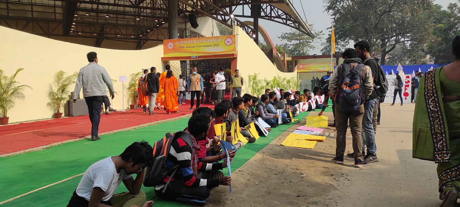 যাদবপুরের সমাবর্তনে নির্বাচনের দাবি। নির্বাচনের দাবি আচার্যের গাড়ির সামনে বিক্ষোভ  পড়ুয়াদের।