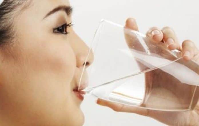 গরম জল পানের উপকারিতা ও সতর্কতা