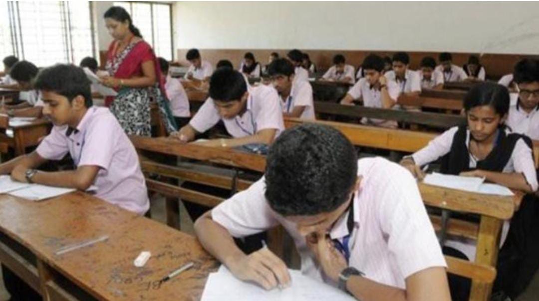 রাত পোহালেই মাধ্যমিক পরীক্ষা।  পরীক্ষার্থীদের সুবিধার্থে খোলা থাকছে কন্ট্রোল রুম।
