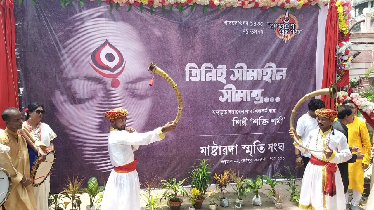 পুজোর সূচনা হলো তুতারি নামক রাজকীয় বাজনা দিয়ে।
