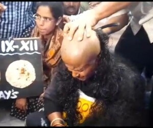 মাথা মুড়িয়ে প্রতিবাদ মহিলা চাকুরিপ্রার্থীর।