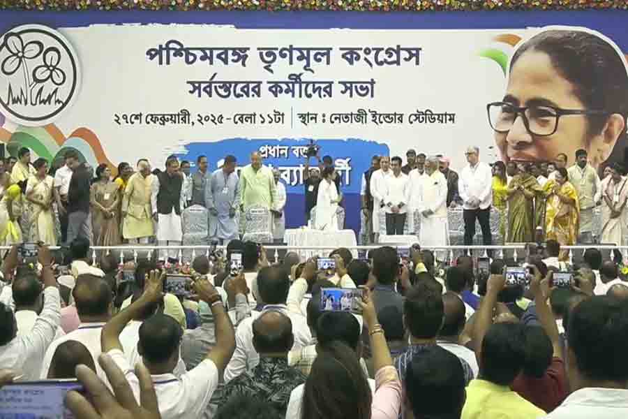 ২০২৬ এ ২১৫ পার। একবছর আগেই টার্গেট ঠিক করে দিলেন মমতা, অভিষেক