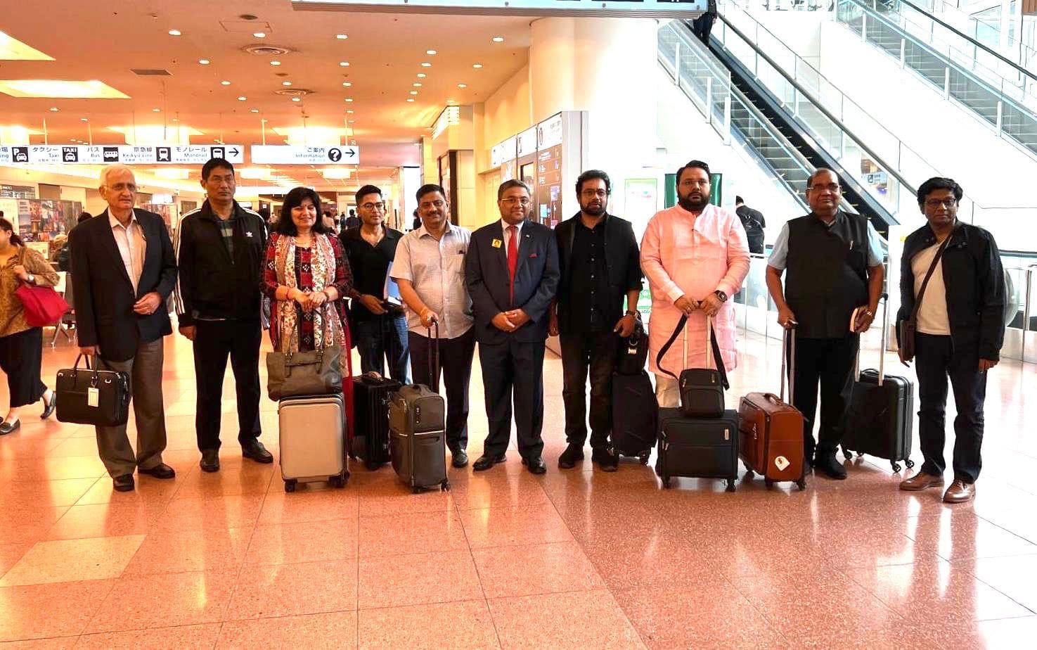 জাপানে পৌঁছালেন অভিষেকরা। শ্রদ্ধা জানালেন মহাত্মা গান্ধী কে।