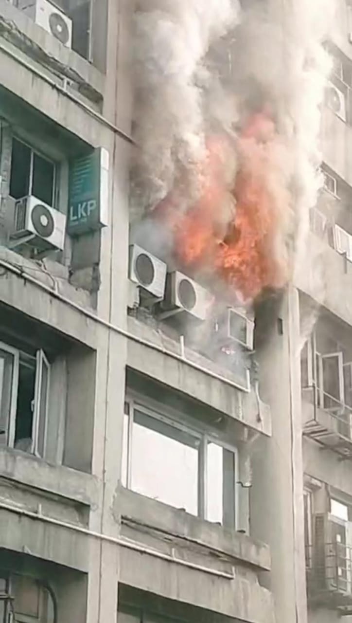 মিন্টো পার্কের বহুতলে বিধ্বংসী আগুন, এলাকা জুড়ে আতঙ্ক