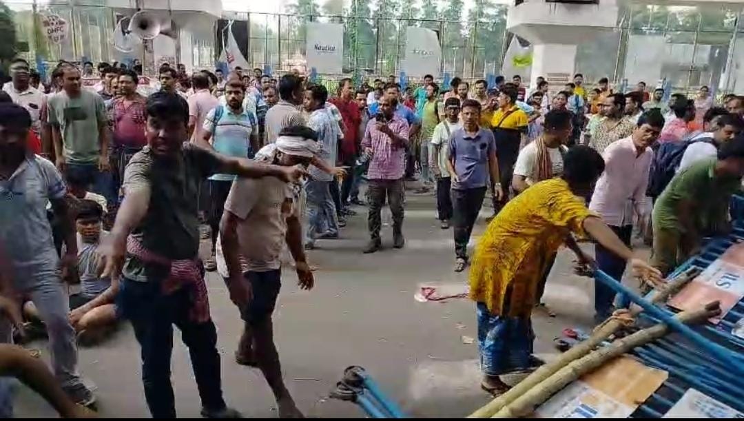 সকালেও উত্তপ্ত বিকাশ ভবন, লাগাতার স্লোগান আন্দোলনকারীদের