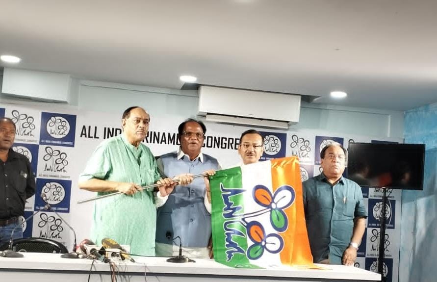 শেষমেষ ঘাসফুলেই এলেন পদ্মের জন
