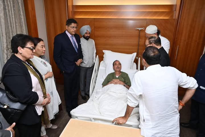 ‘অপারেশন সিঁদুর’। বিদেশ সফরে অসুস্থ গুলাম নবী আজাদ। ভর্তি হাসপাতালে