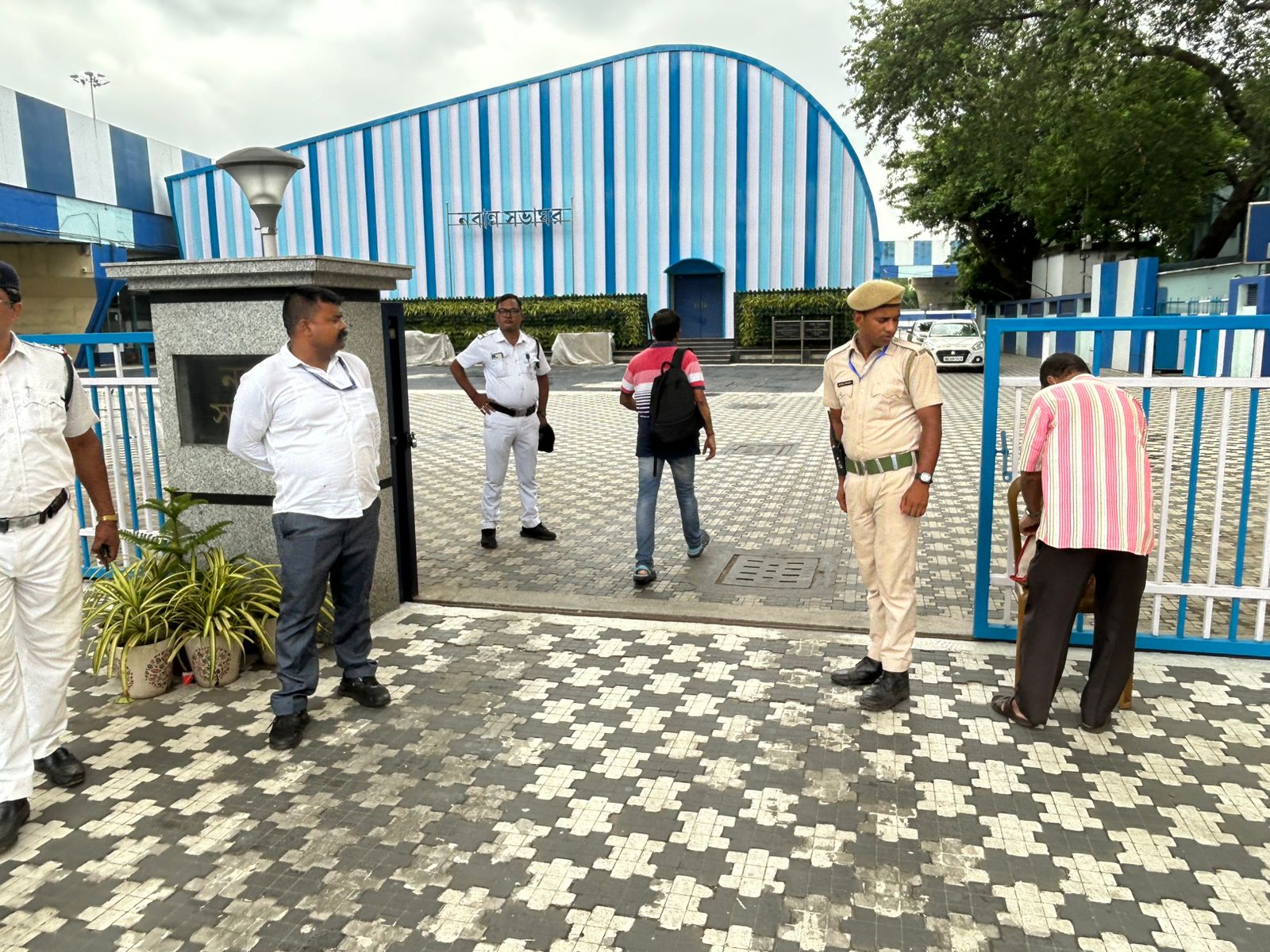 পরপর দুই দিন চাকরি হারা শিক্ষকদের কালীঘাট অভিযান। আশঙ্কায়(!) নবান্নে প্রবেশে কড়াকড়ি পুলিশের