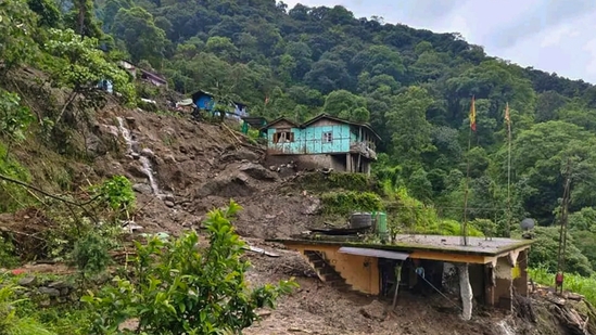 আবারও ধসের কবলে সিকিম, আটকে বহু পর্যটক