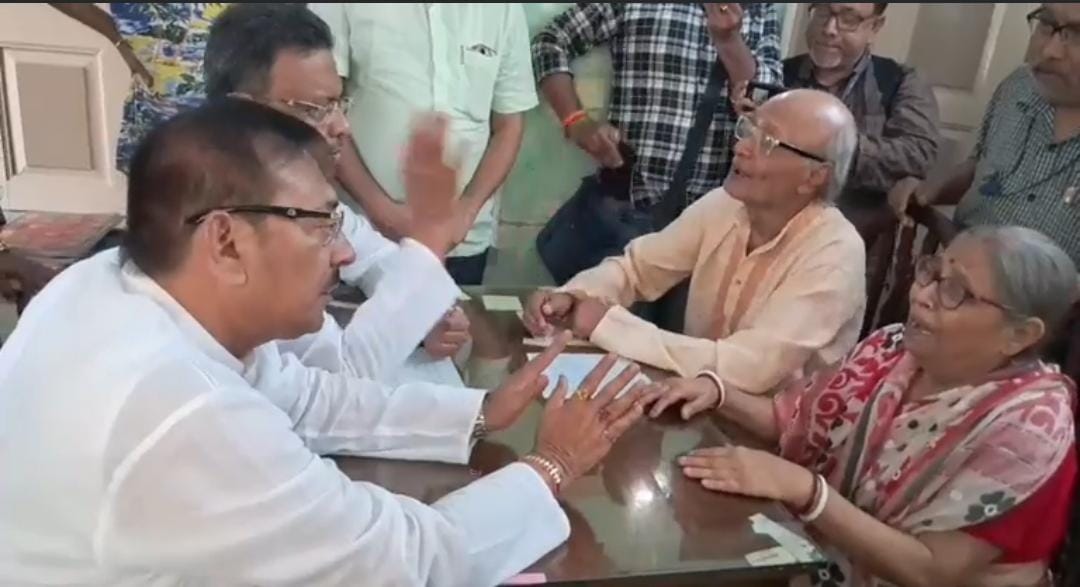 কথা রাখল সরকার, কাশ্মীরে মৃত বিতান-সমীরের পরিবারকে অর্থসাহায্য তুলে দিলেন ফিরহাদ-অরুপ