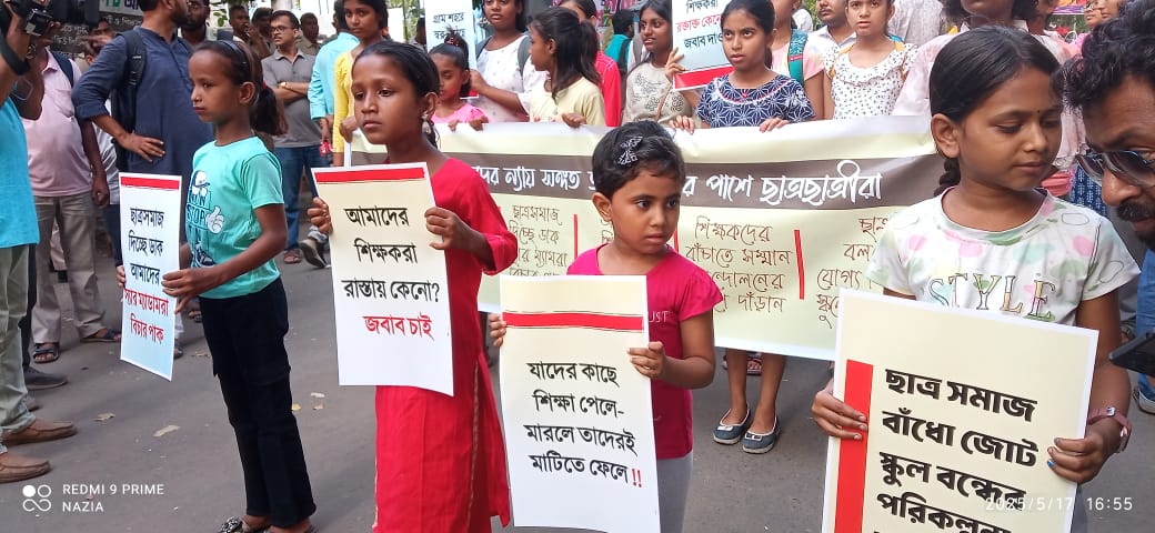 চক ডাস্টারের বদলে ঝাড়ু হাতে চাকরিহারা শিক্ষক শিক্ষিকারা। প্রতীকী ক্লাসে ছাত্রছাত্রীদের যোগে বিতর্কে আন্দোলনকারীরা।