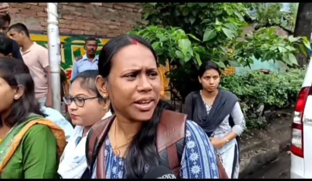 কালীঘাটে ৬জন চাকরিহারা শিক্ষিকাকে আটক করল পুলিশ।