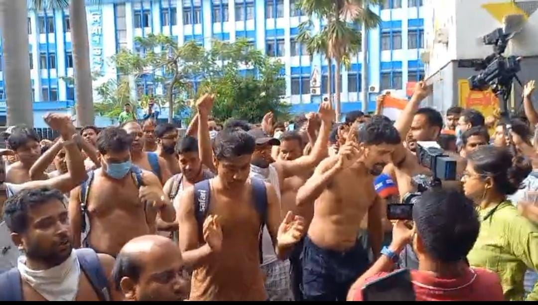 বিকাশ ভবনে অর্ধনগ্ন চাকরিহারারা! প্রিজন ভ্যানে তুলল পুলিশ
