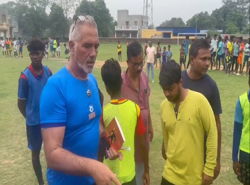 আসানসোলে ফুটবলের প্রশিক্ষণ দিচ্ছেন ফরাসি কোচ