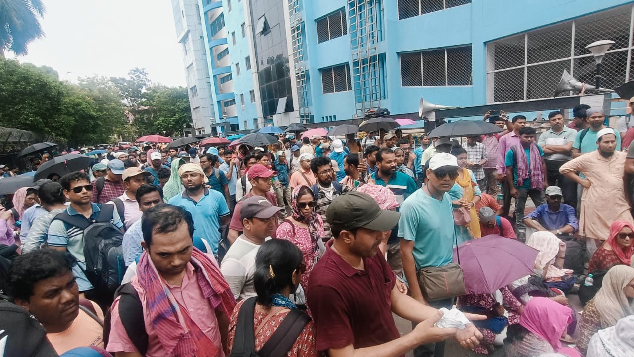 বিকাশভবন ঘেরাও ঘিয়ে ধুন্ধুমার। চড় থাপ্পড় শিক্ষকদের।