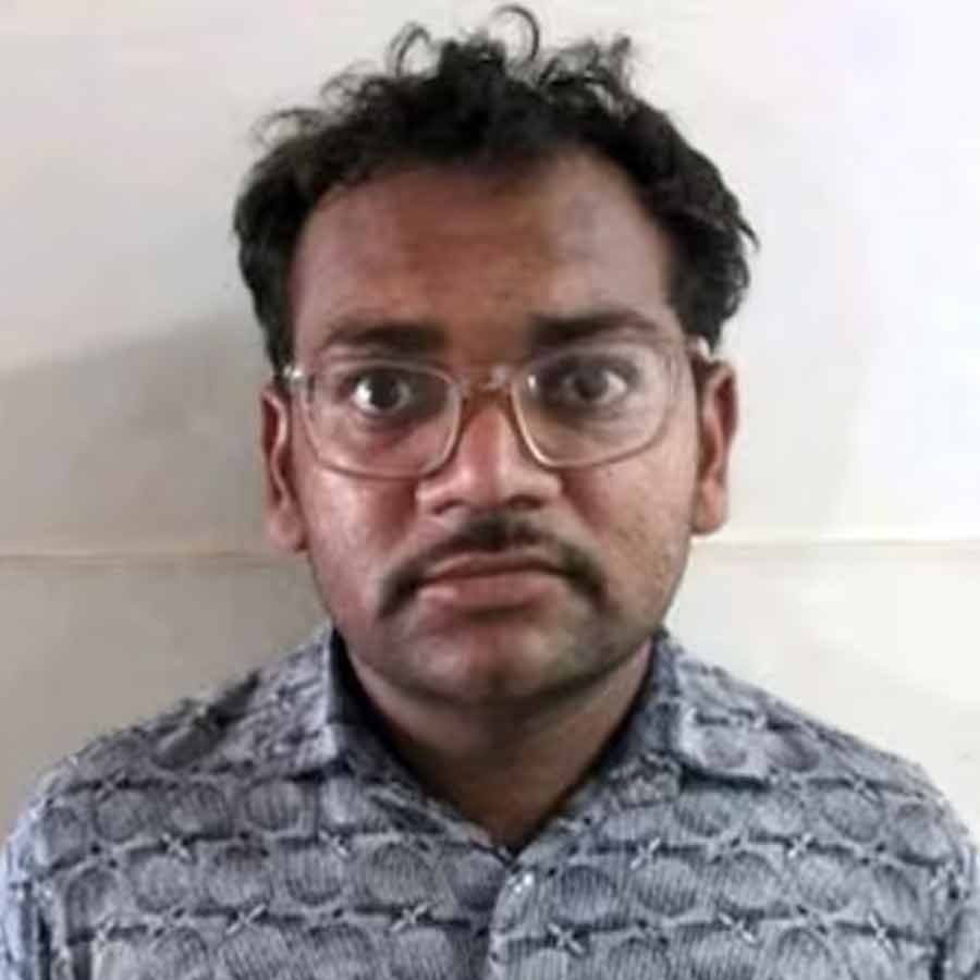 গোপন তথ্য পাঠাতেন আইএসআইয়ের তরুণী চরকে, গুজরাটে ধৃত স্বাস্থ্যকর্মী