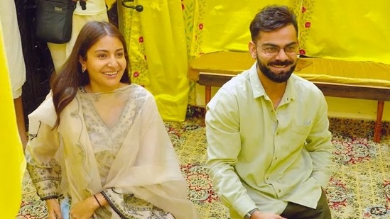 বৃন্দাবনে বিরাট। টেস্ট ক্রিকেট থেকে অবসরের পর সপরিবারে বৃন্দাবনে কোহলি