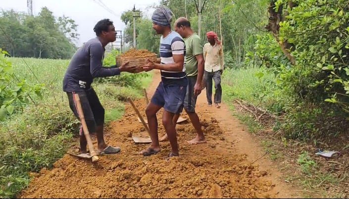 চাঁদা তুলে গ্রামের রাস্তা মেরামত করলেন গ্রামবাসীরা।