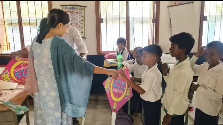 ব‌ই খাতা ছেড়ে ছাত্রদের হাতে ঘুড়ি, সুতো তুলে দিলেন প্রধান শিক্ষক। এ কি কাণ্ড বিষ্ণুপুরে !