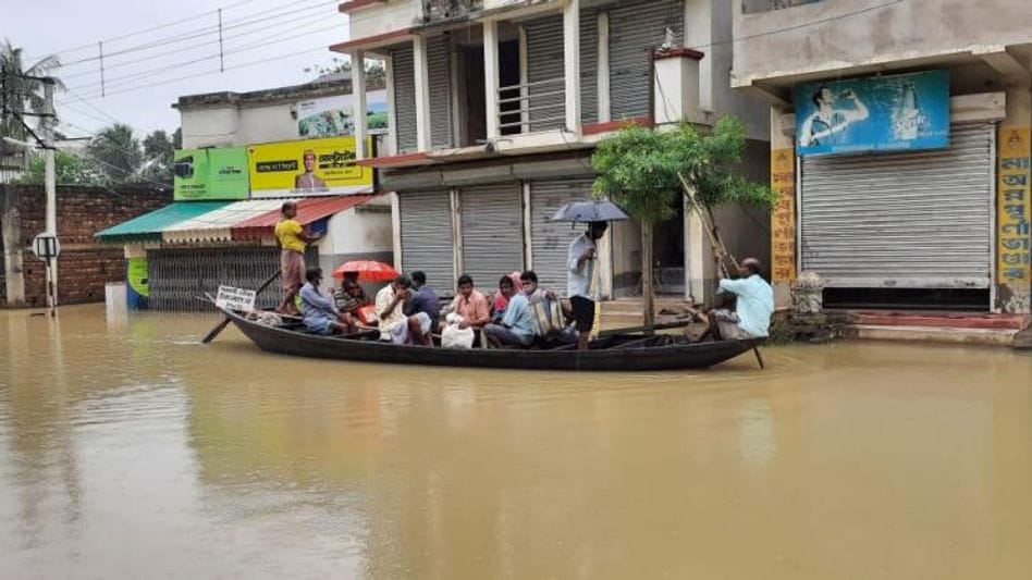 ঘাটালে জল-দুর্ভোগ, ভরসা শুধু ডোঙা — বছরের পর বছর বদলায় না ছবি