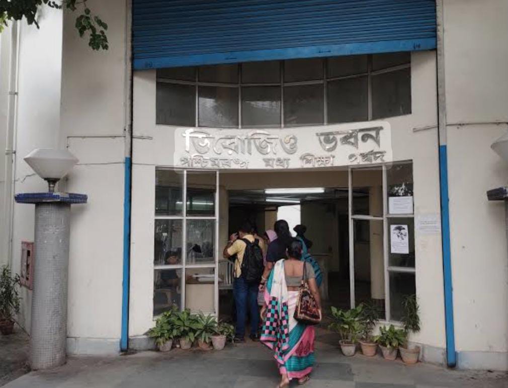 প্রশ্ন করতে হবে স্কুলগুলিকেই, সাফ কথা পর্ষদের