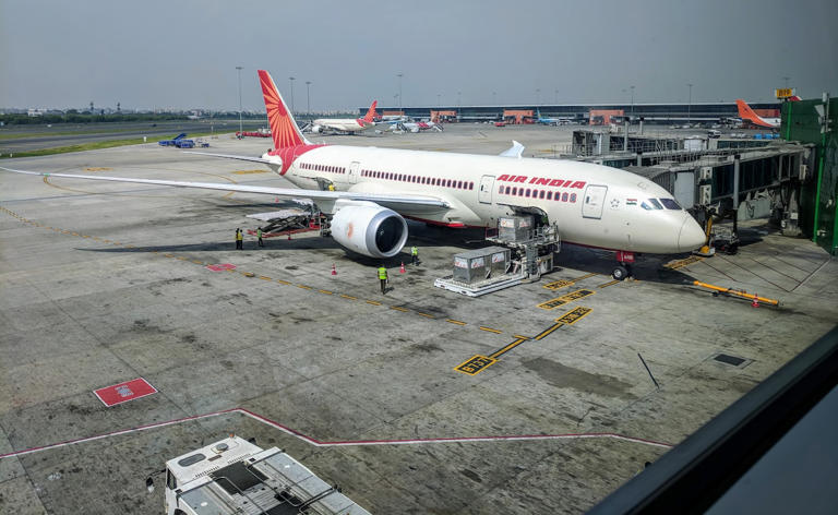 খারাপ আবহাওয়ায় এয়ার ইন্ডিয়ার বিমানের জরুরি অবতরণ, বাতিল আরও একাধিক বিমান