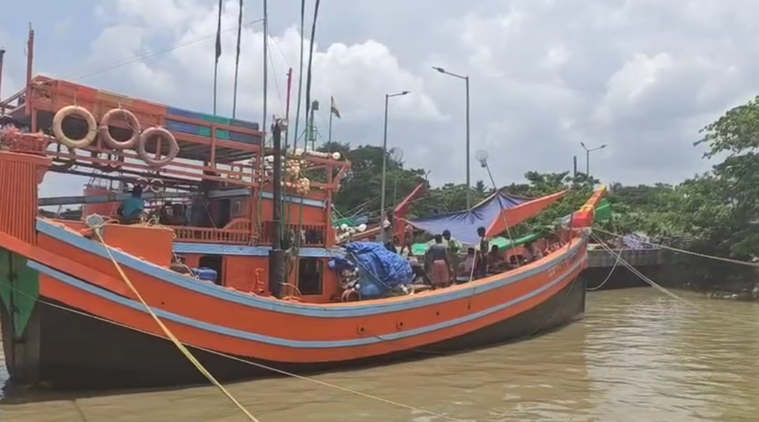 অপেক্ষার অবসান, রুপোলি শস্যের সন্ধানে গভীর সমুদ্রে পাড়ি দিচ্ছেন মৎস্যজীবীরা