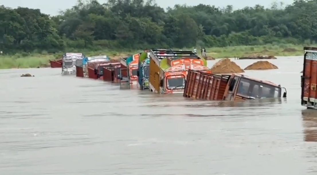 দামোদরে জল বাড়তেই নদীগর্ভে তলিয়ে গেল একাধিক লরি, চাঞ্চল্য গলসির সোন্দা বালিঘাটে