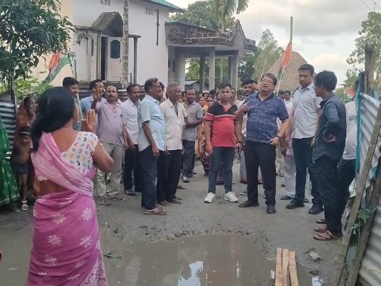 মন্ত্রীকে কাঁদায় হাঁটতে বাধ্য করলেন মহিলারা। কোথাকার ঘটনা !