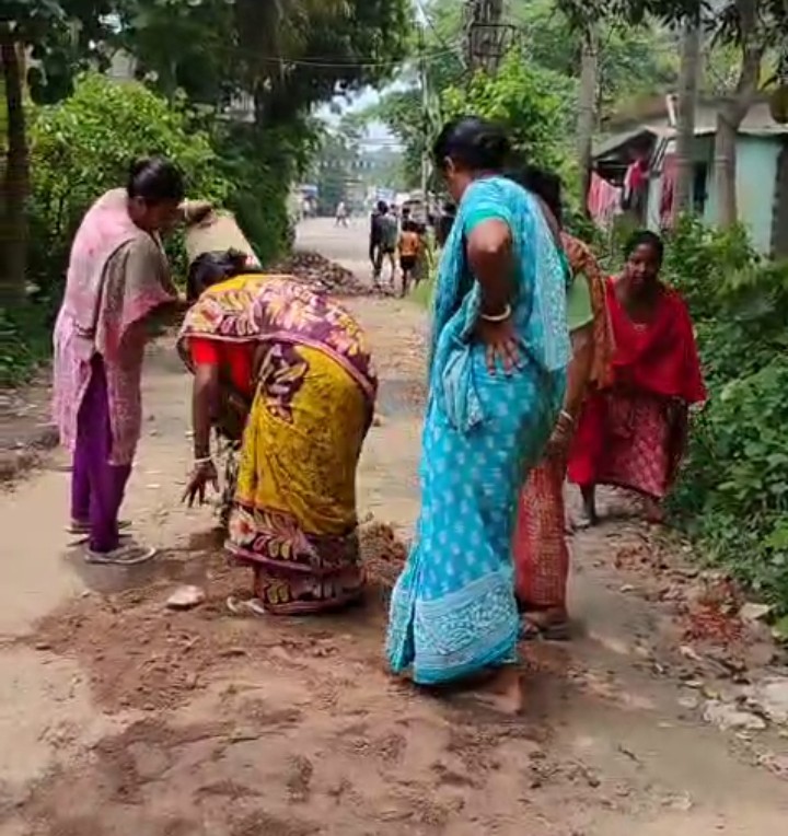 এগারো বছর ধরে রাস্তা বেহাল। রাস্তা সংস্কার করলেন গ্রামবাসীরাই।