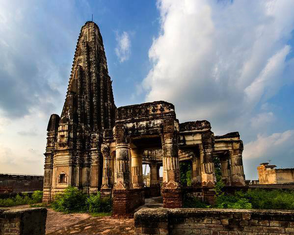 পাকিস্তানের হিন্দু বিদ্বেষ, জোরজবরদস্তি দখল মন্দিরের জমি