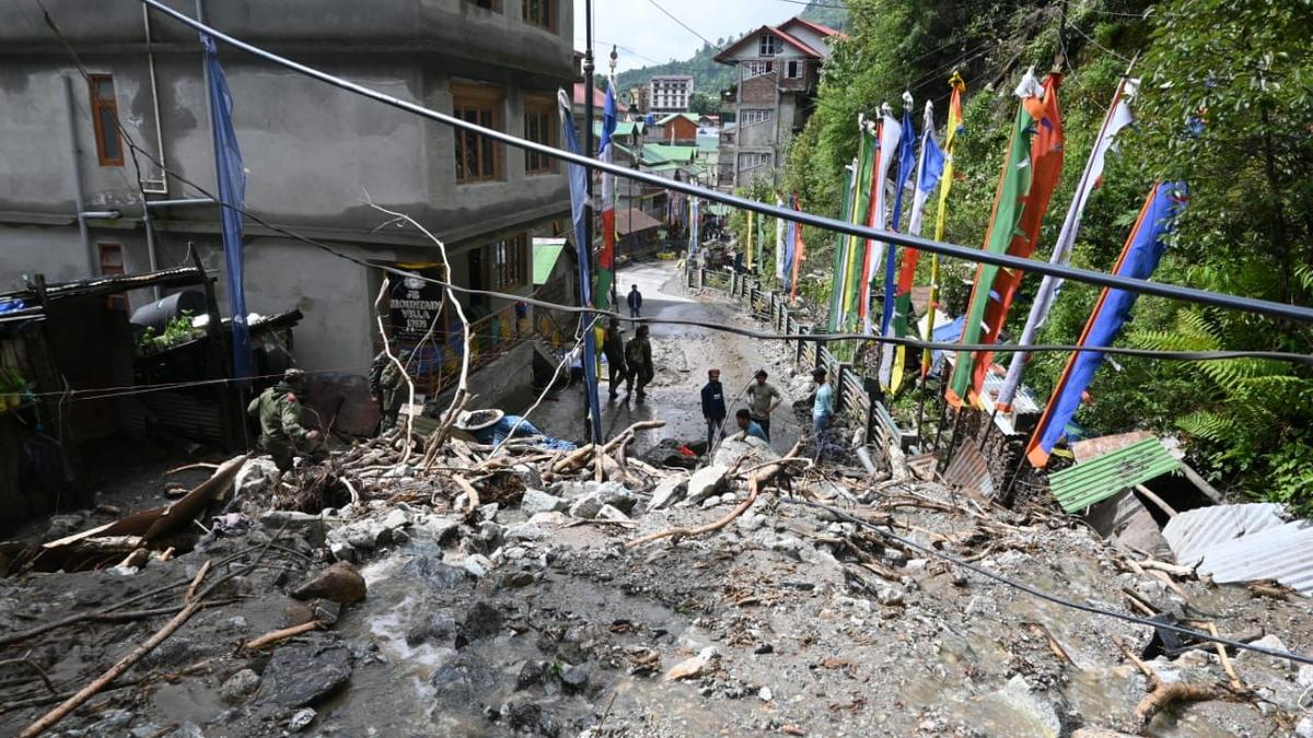 অতি বৃষ্টিতে স্তব্ধ সিকিম, বিকল্প রাস্তার সন্ধান এই প্রতিবেদনে