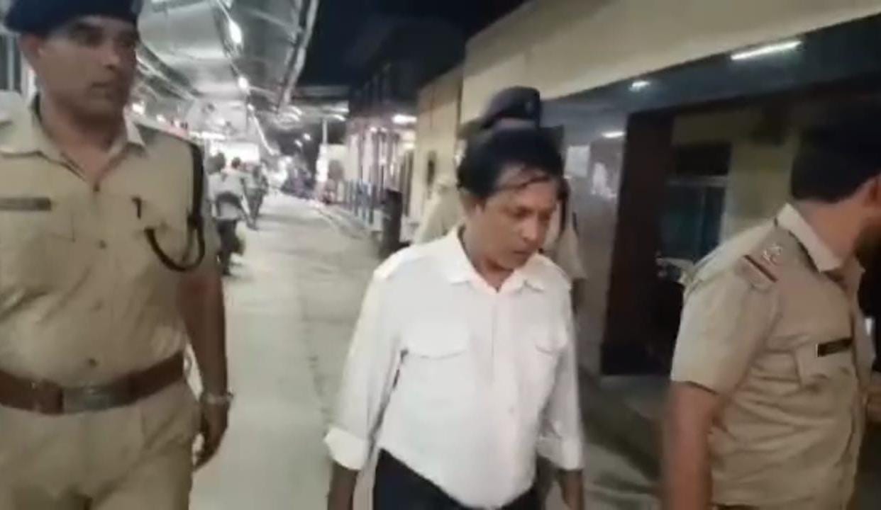 লক্ষ্মীকান্তপুর স্টেশনে ভুয়ো টিকিট পরীক্ষকের গ্রেফতারের ঘটনায় চাঞ্চল্য