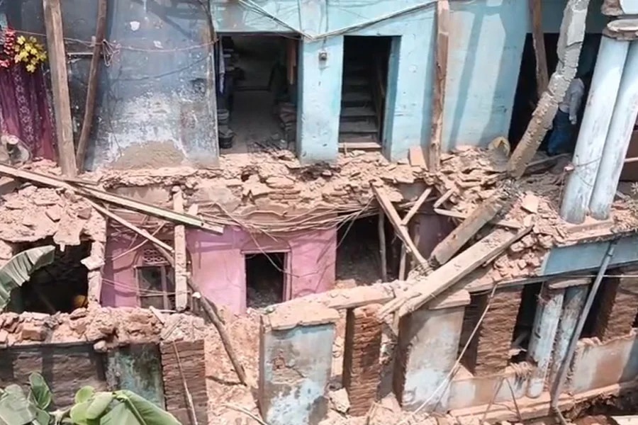 বউবাজারে বিপর্যয়, হুড়মুড়িয়ে বাড়ি ভেঙে পড়ে মৃত ১