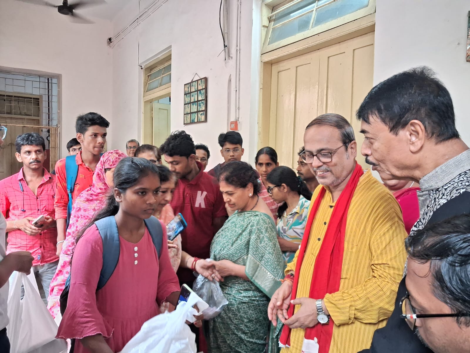 মেধাবী ছাত্রছাত্রীদের স্বপ্নপূরণে সাহায্যের হাত