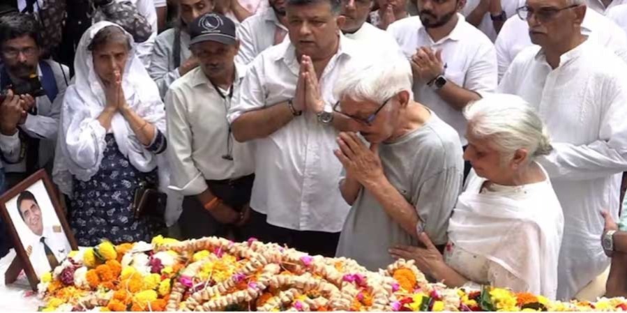 বাড়ি ফিরলেন অভিশপ্ত বিমানের পাইলট, কফিনবন্দী ছেলেকে শেষ আদর বাবার