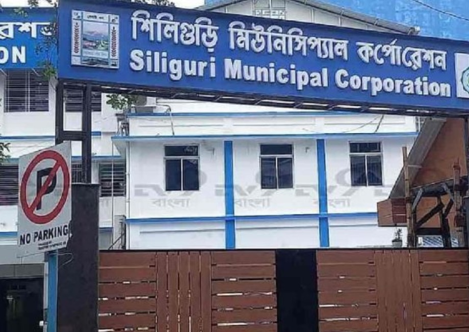 পানীয় জল শূন্য শিলিগুড়ি। পুরসভা থেকে মেয়রের পদত্যাগ দাবি।
