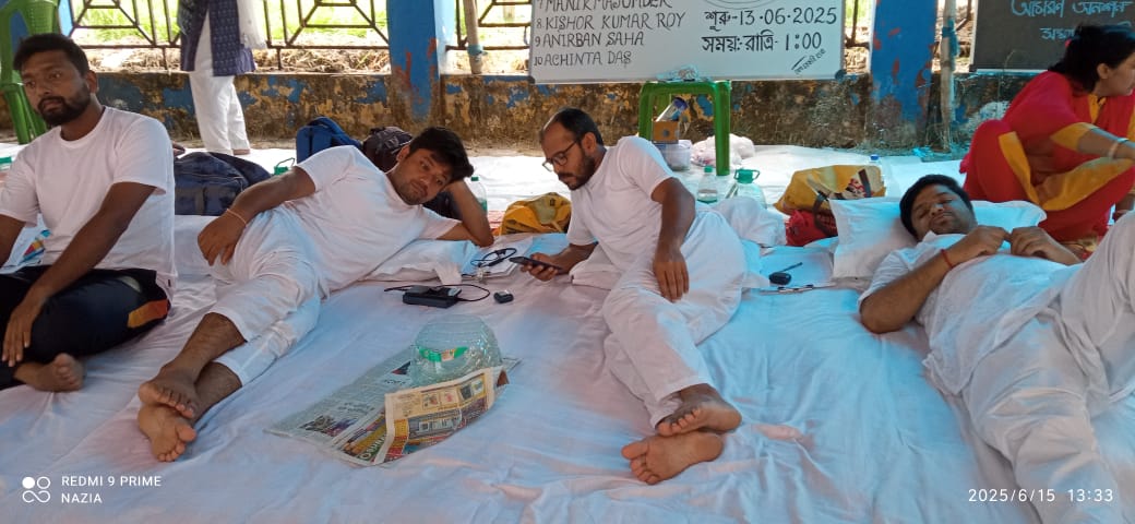 ১০ অনশনকারীর মধ্যে ১ জন অসুস্থ