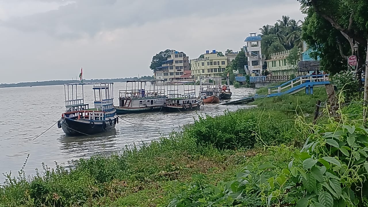 ইছামতির পাড়ে বেআইনি হোটেল নির্মাণে তীব্র নিন্দা, সরব পরিবেশপ্রেমী থেকে সাধারণ মানুষ