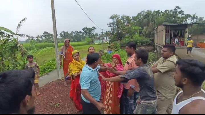 নিকাশি নালার দাবি জানানো মহিলাদের জুতো পেটা করার হুমকি দিলেন পঞ্চায়েত প্রধান। জড়ালেন হাতাহাতিতে।