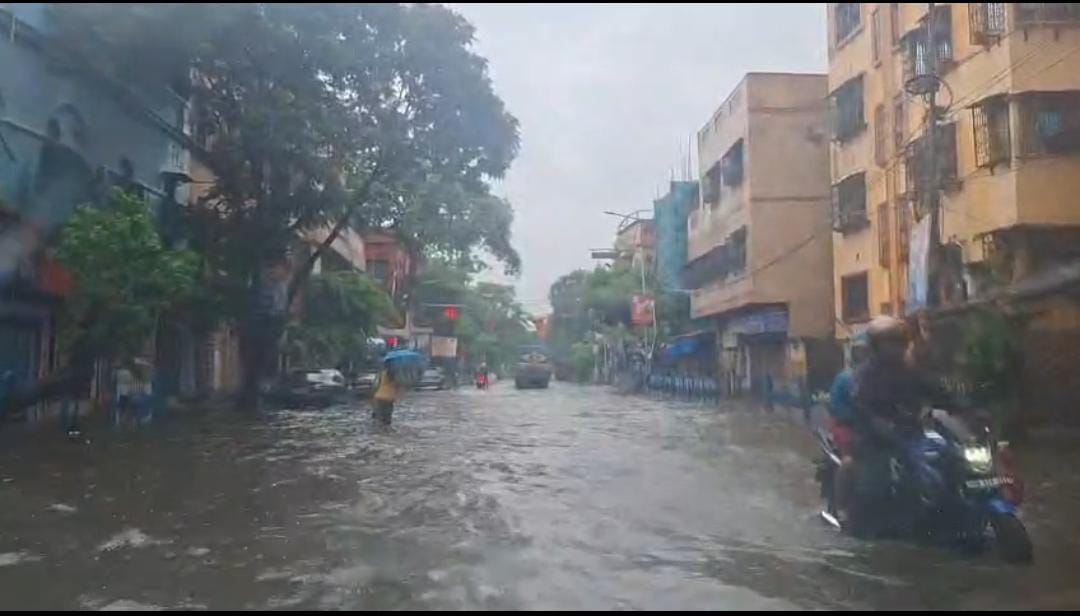 নিম্নচাপের জেরে বৃষ্টি দাপট! বাড়ছে গঙ্গার জলস্তর, দুর্যোগের আশঙ্কা একাধিক জেলায়