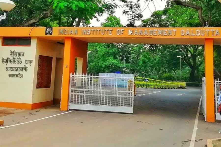 পুলিশকে চিঠি তরুণীর, ‘উনি বহিরাগত’ বিজ্ঞপ্তি আইআইএমের