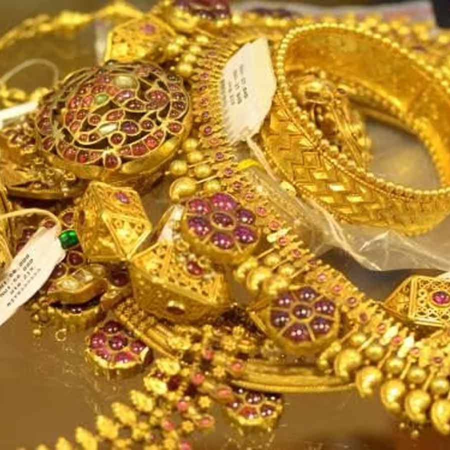 সোনার দামে পতনের ধারা, স্বস্তিতে সাধারণ ক্রেতা, চিন্তায় বিনিয়োগকারী