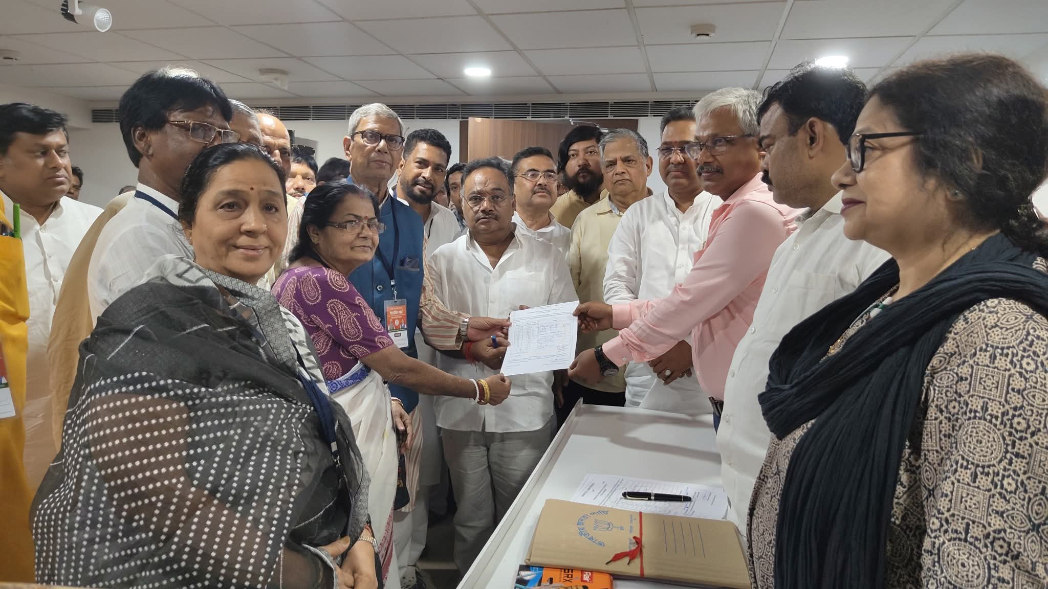 বিজেপির ব্যাটন শমীক ভট্টাচার্যের হাতে, সভাপতি হিসাবে নতুন ইনিংস শুরু শমীকের