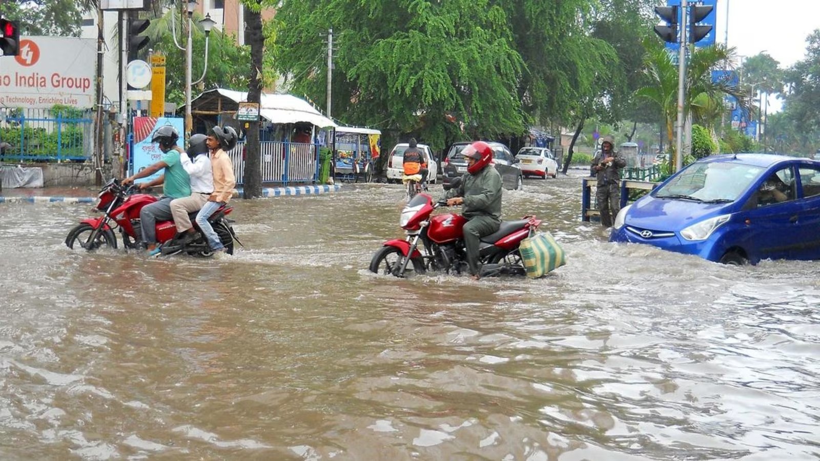 রাত থেকে লাগাতার বৃষ্টি, জলমগ্ন শহর কলকাতা