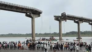 মোদির গুজরাটে সেতু বিপর্যয়, মৃত কমপক্ষে ৯