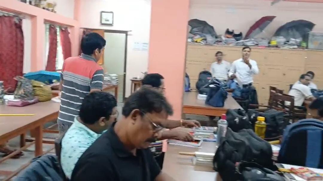শিক্ষক থেকে শিক্ষাকর্মী, ধর্মঘটে উপস্থিতির হার ১০০ শতাংশ