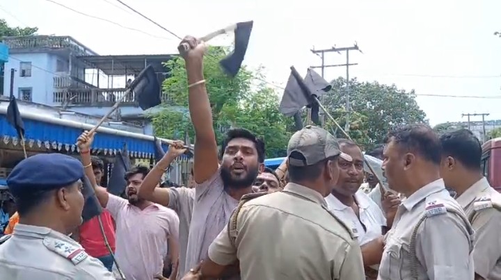 নিজের বিধানসভা এলাকাতেই কালো পতাকা দেখলেন মন্ত্রী। শুনলেন গো ব্যাক শ্লোগান